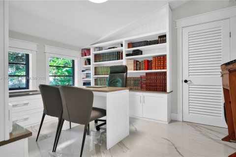 House in Miami Beach, Florida 4 bedrooms, 273.6 sq.m. № 2019843 - photo 17