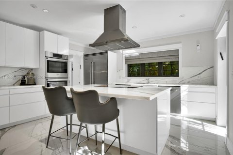 House in Miami Beach, Florida 4 bedrooms, 273.6 sq.m. № 2019843 - photo 14