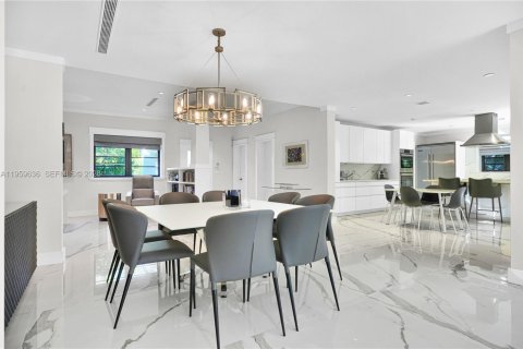 House in Miami Beach, Florida 4 bedrooms, 273.6 sq.m. № 2019843