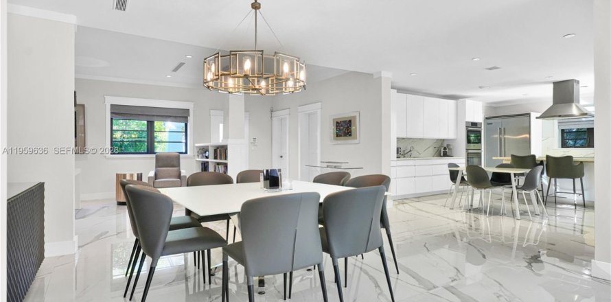 House in Miami Beach, Florida 4 bedrooms, 273.6 sq.m. № 2019843