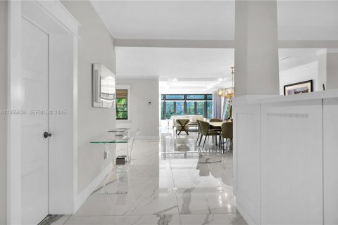 House in Miami Beach, Florida 4 bedrooms, 273.6 sq.m. № 2019843 - photo 3