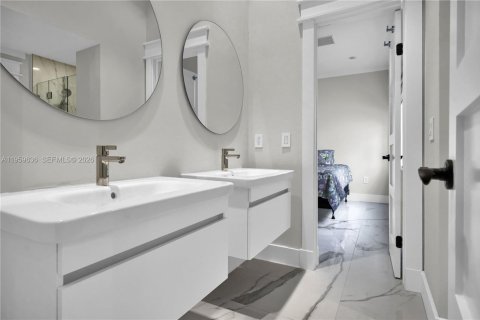 House in Miami Beach, Florida 4 bedrooms, 273.6 sq.m. № 2019843 - photo 22