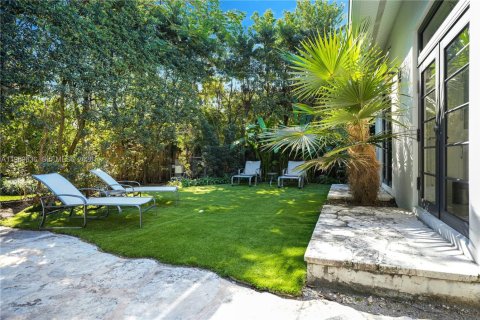 House in Miami Beach, Florida 4 bedrooms, 273.6 sq.m. № 2019843 - photo 11