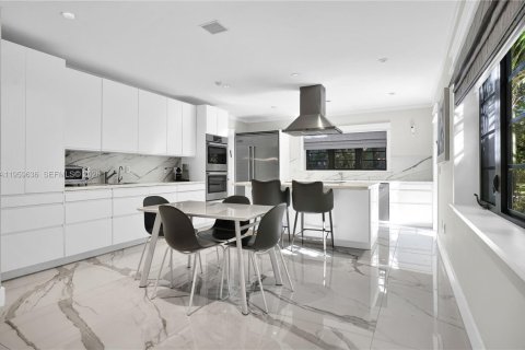 House in Miami Beach, Florida 4 bedrooms, 273.6 sq.m. № 2019843 - photo 13