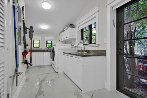House in Miami Beach, Florida 4 bedrooms, 273.6 sq.m. № 2019843 - photo 16