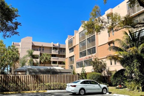 Condo in Plantation, Florida, 2 bedrooms  № 1929054 - photo 1