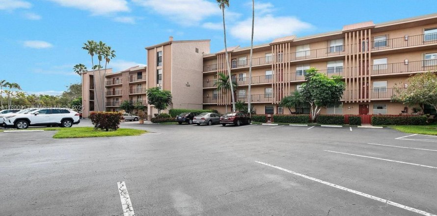 Condo in Margate, Florida, 2 bedrooms № 1696433