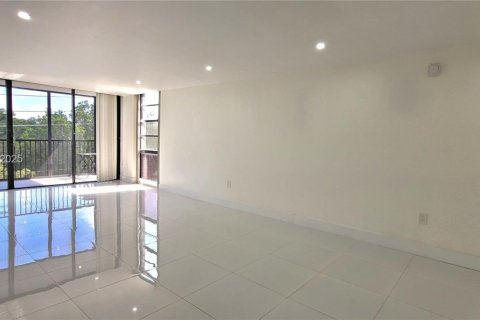 Снять в аренду кондоминиум в Норт-Майами, Флорида 2 спальни, 106.65м2, № 1987931 - фото 1