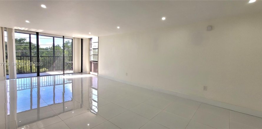 Кондоминиум с 2 спальнями в Норт-Майами, Флорида № 1987931