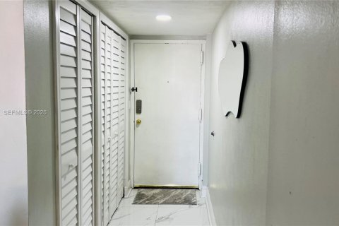 Condo in Miami, Florida, 3 bedrooms  № 2027378 - photo 5