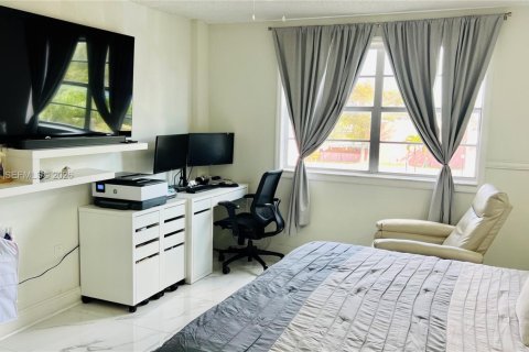 Condo in Miami, Florida, 3 bedrooms  № 2027378 - photo 10