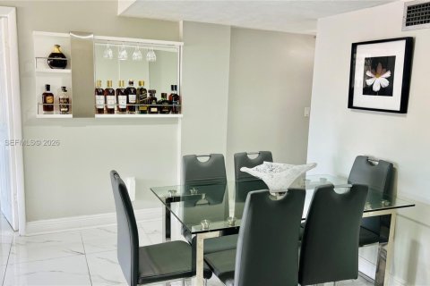 Condo in Miami, Florida, 3 bedrooms  № 2027378 - photo 4