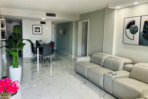 Condo in Miami, Florida, 3 bedrooms  № 2027378 - photo 3
