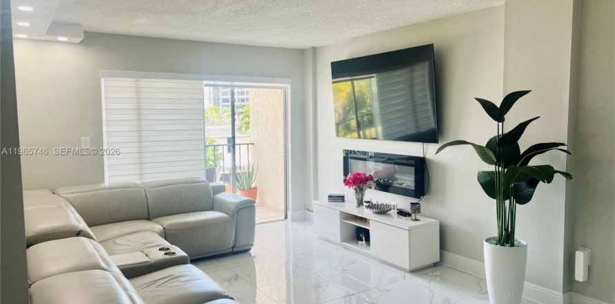 Condo in Miami, Florida, 3 bedrooms  № 2027378