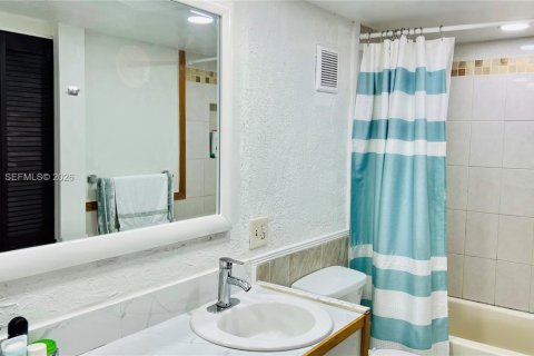 Condo in Miami, Florida, 3 bedrooms  № 2027378 - photo 13