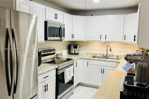 Condo in Miami, Florida, 3 bedrooms  № 2027378 - photo 6