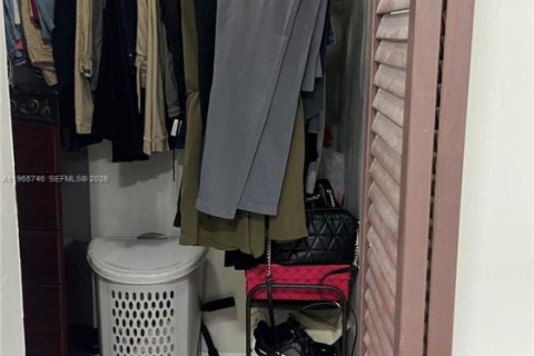 Condo in Miami, Florida, 3 bedrooms  № 2027378 - photo 15