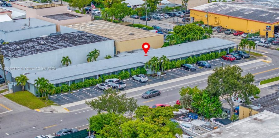 Propiedad comercial en West Park, Florida № 1701081