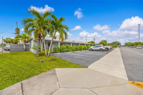 Propiedad comercial en venta en West Park, Florida № 1701081 - foto 20