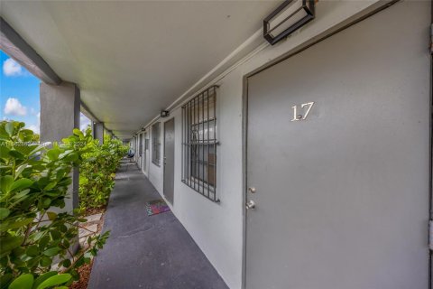 Propiedad comercial en venta en West Park, Florida № 1701081 - foto 14