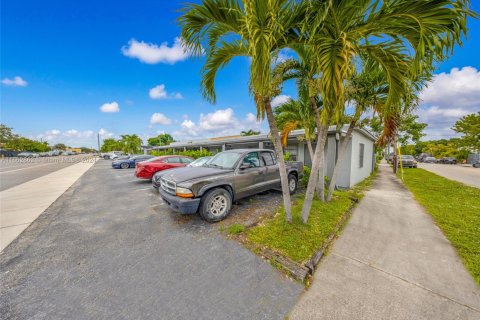 Propiedad comercial en venta en West Park, Florida № 1701081 - foto 15