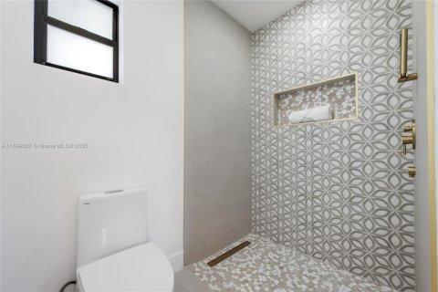 House in Miami, Florida 5 bedrooms, 179.86 sq.m. № 1950763 - photo 18