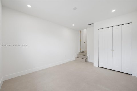 House in Miami, Florida 5 bedrooms, 179.86 sq.m. № 1950763 - photo 24