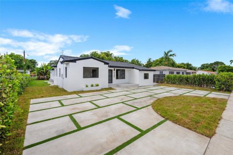 House in Miami, Florida 5 bedrooms, 179.86 sq.m. № 1950763 - photo 1