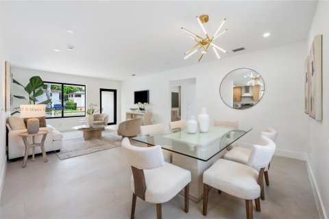 House in Miami, Florida 5 bedrooms, 179.86 sq.m. № 1950763 - photo 7
