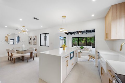 House in Miami, Florida 5 bedrooms, 179.86 sq.m. № 1950763 - photo 8