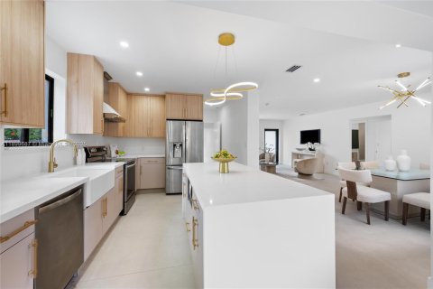 House in Miami, Florida 5 bedrooms, 179.86 sq.m. № 1950763 - photo 10