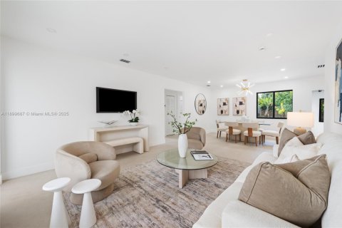 House in Miami, Florida 5 bedrooms, 179.86 sq.m. № 1950763 - photo 6