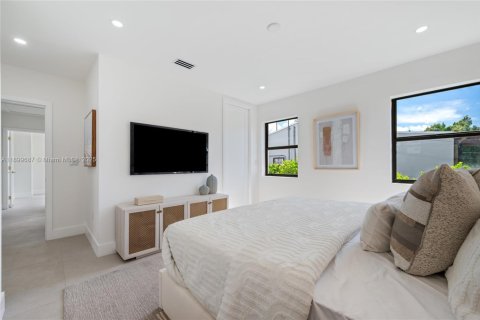 House in Miami, Florida 5 bedrooms, 179.86 sq.m. № 1950763 - photo 16