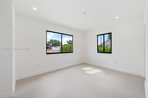 House in Miami, Florida 5 bedrooms, 179.86 sq.m. № 1950763 - photo 22