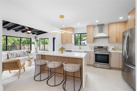 House in Miami, Florida 5 bedrooms, 179.86 sq.m. № 1950763 - photo 9
