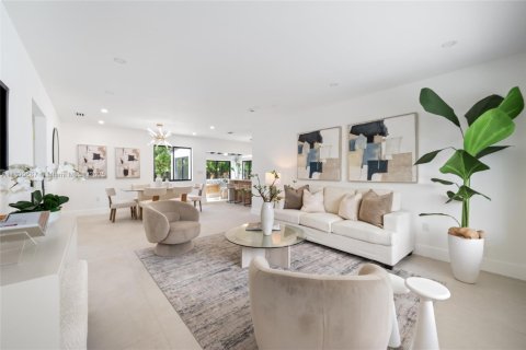 House in Miami, Florida 5 bedrooms, 179.86 sq.m. № 1950763 - photo 3