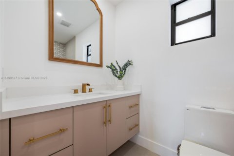 House in Miami, Florida 5 bedrooms, 179.86 sq.m. № 1950763 - photo 17