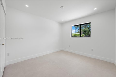House in Miami, Florida 5 bedrooms, 179.86 sq.m. № 1950763 - photo 23