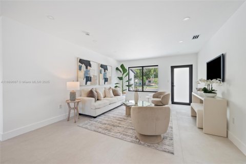 House in Miami, Florida 5 bedrooms, 179.86 sq.m. № 1950763 - photo 4
