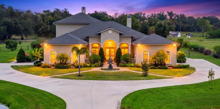 House in Bradenton, Florida 6 bedrooms, 483.09 sq.m. № 2398671