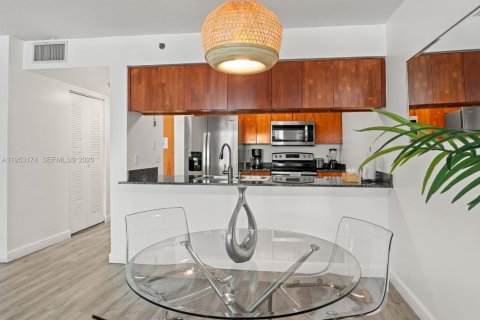 Купить кондоминиум в Майами, Флорида 2 спальни, 75.99м2, № 2054830 - фото 5
