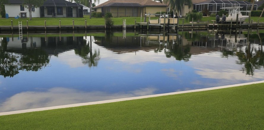 Terrain à Cape Coral, Floride № 1798797