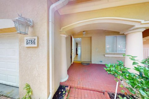 Villa ou maison à louer à West Palm Beach, Floride: 4 chambres, 287.81 m2 № 2263348 - photo 2