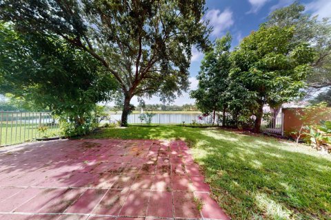 Villa ou maison à louer à West Palm Beach, Floride: 4 chambres, 287.81 m2 № 2263348 - photo 14