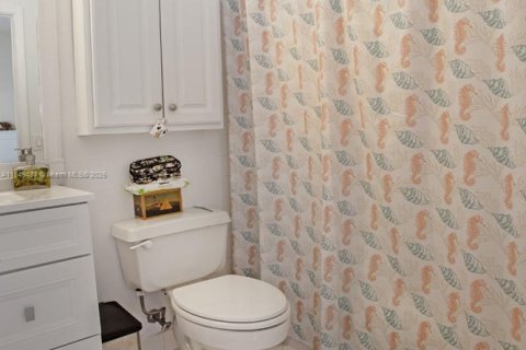 House in Weston, Florida 4 bedrooms, 252.69 sq.m. № 1881747 - photo 29