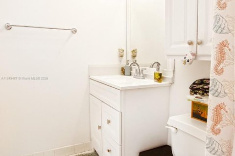 House in Weston, Florida 4 bedrooms, 252.69 sq.m. № 1881747 - photo 30