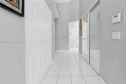 House in Weston, Florida 4 bedrooms, 252.69 sq.m. № 1881747 - photo 20