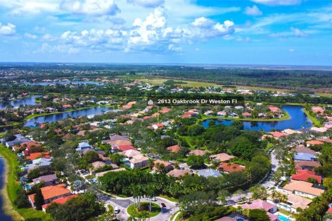 House in Weston, Florida 4 bedrooms, 252.69 sq.m. № 1881747 - photo 7
