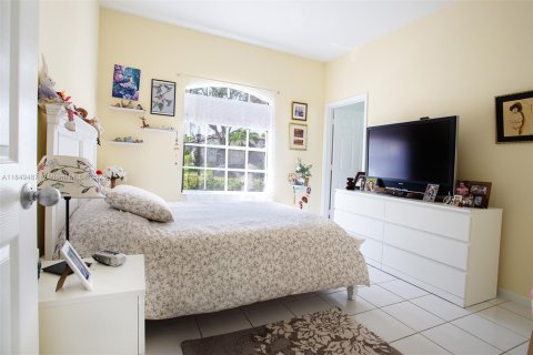 House in Weston, Florida 4 bedrooms, 252.69 sq.m. № 1881747 - photo 27