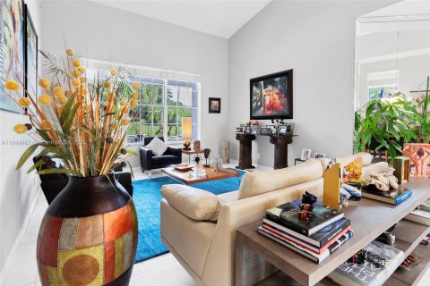 House in Weston, Florida 4 bedrooms, 252.69 sq.m. № 1881747 - photo 14